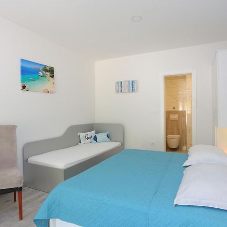 Apartments By The Sea Brela, Makarska - 6688 Номер фото