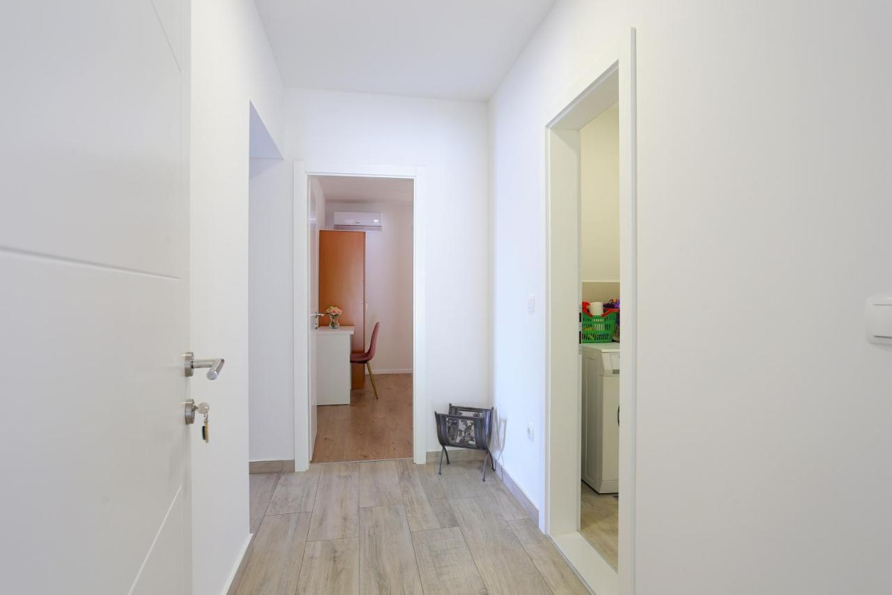 Apartments By The Sea Brela, Makarska - 6688 Экстерьер фото
