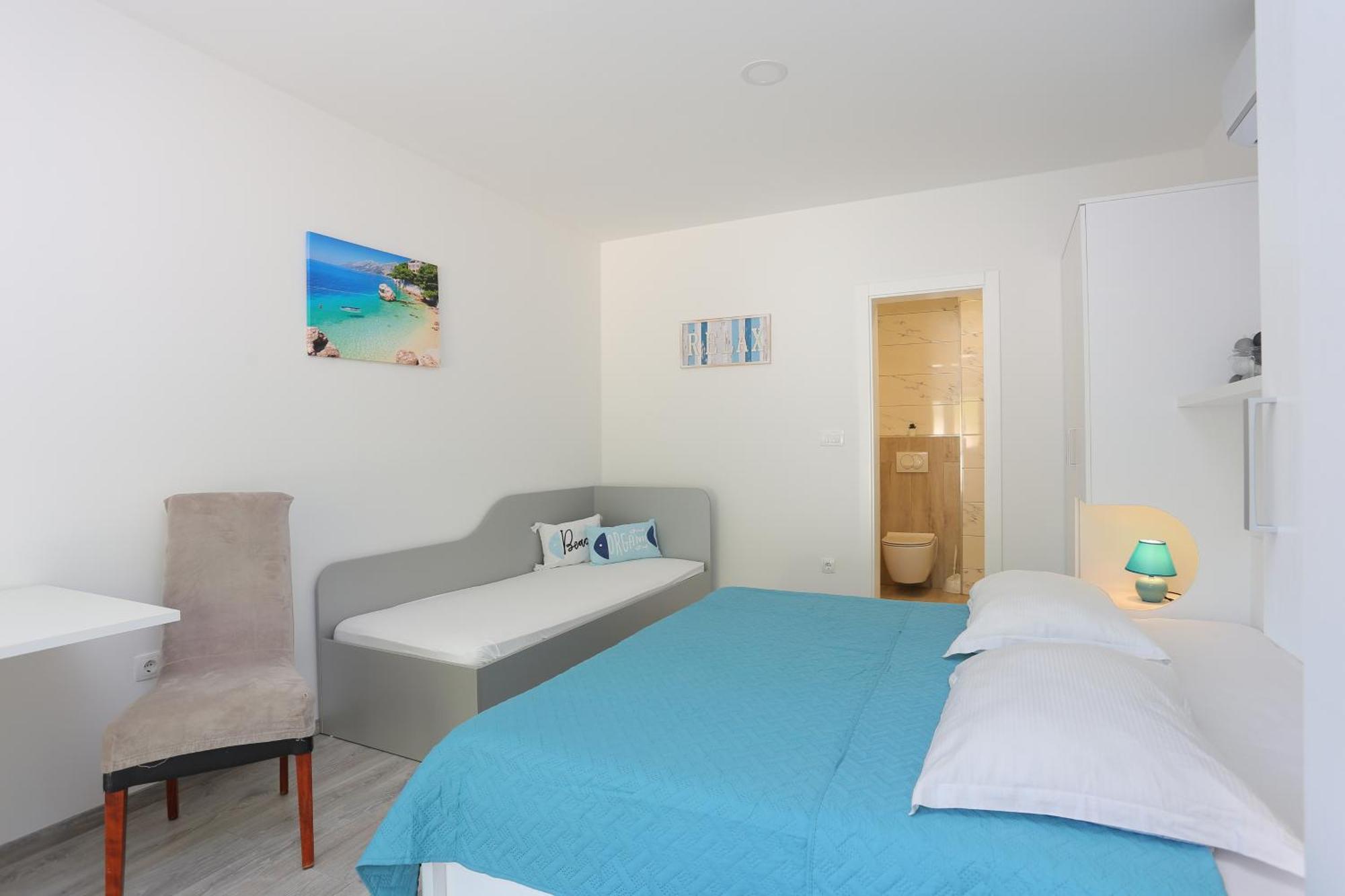 Apartments By The Sea Brela, Makarska - 6688 Номер фото