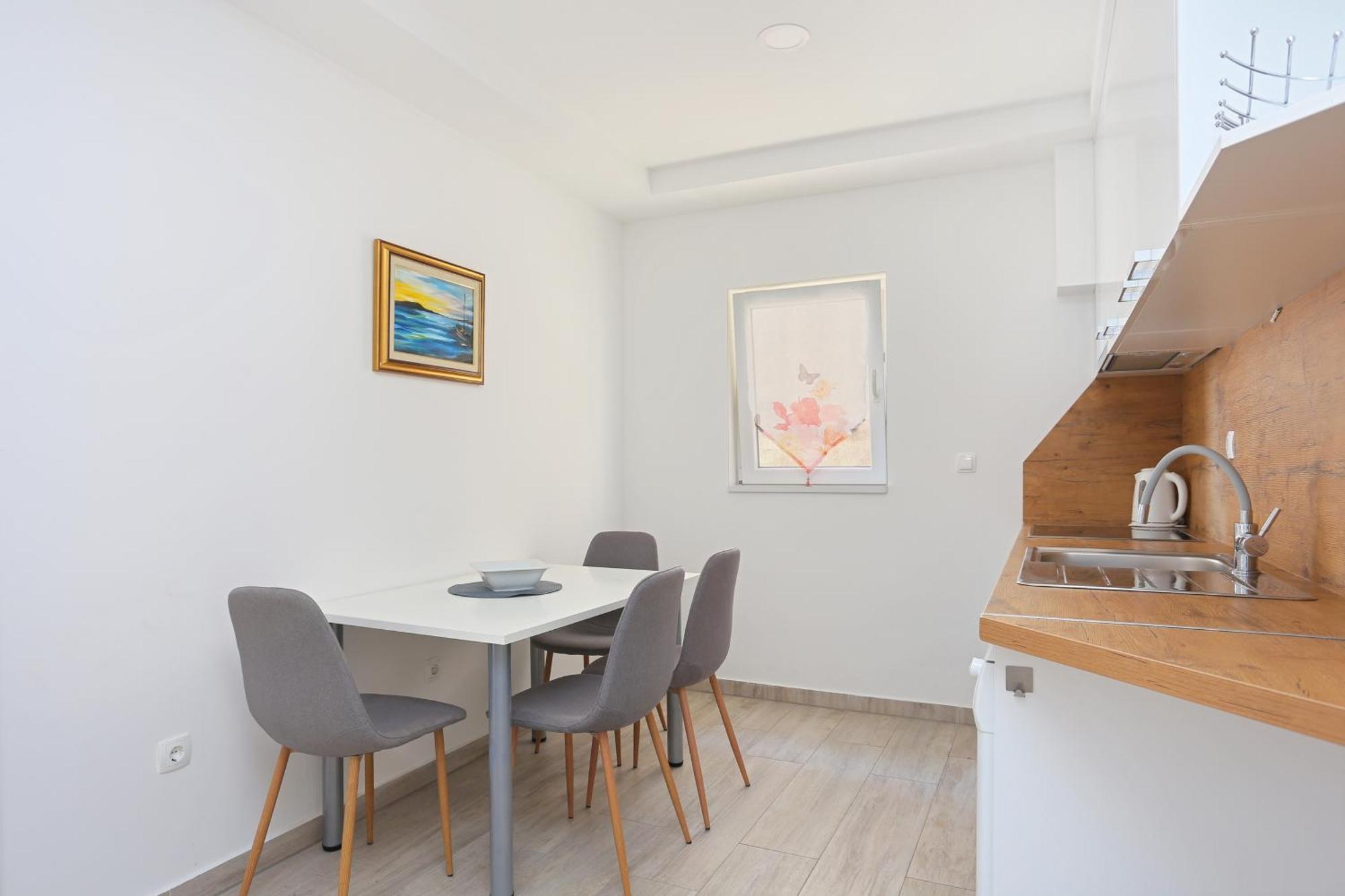 Apartments By The Sea Brela, Makarska - 6688 Номер фото