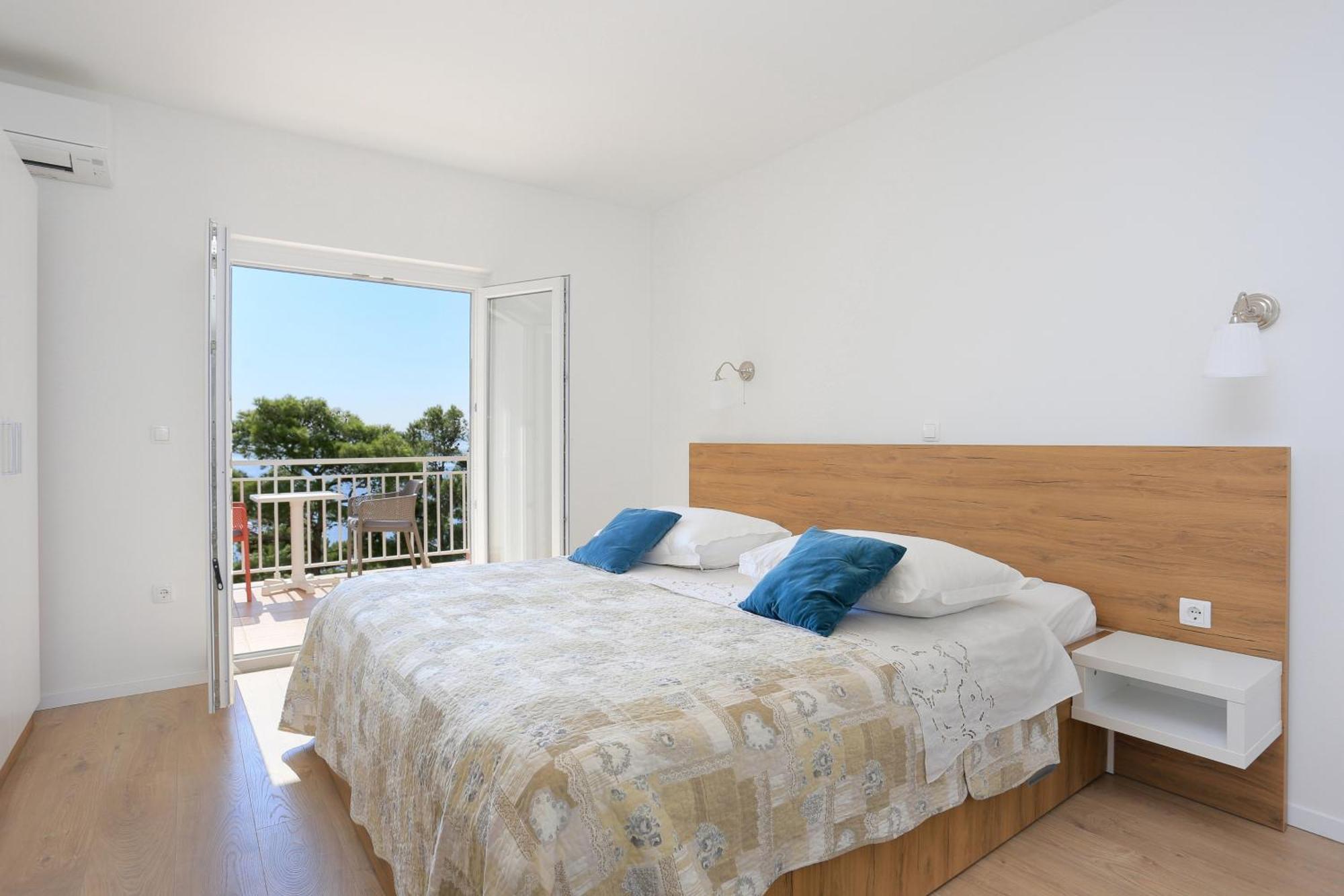Apartments By The Sea Brela, Makarska - 6688 Номер фото
